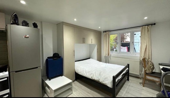 Studio Flat to rent in langley  Main Photo
