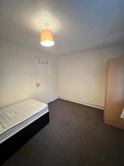 🏡 Spacious Room Available in Friendly House Share Main Photo