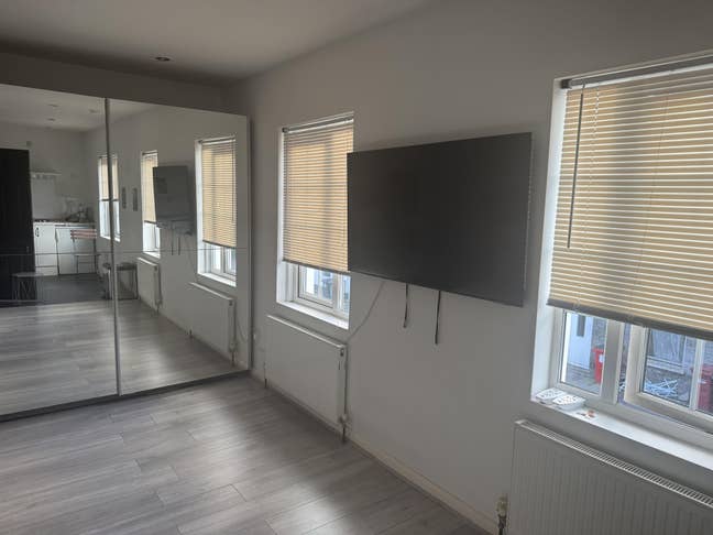 Modern Studio Room – High Street Location Main Photo