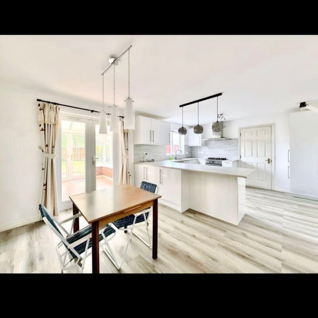 A large and well presented furnished room Main Photo