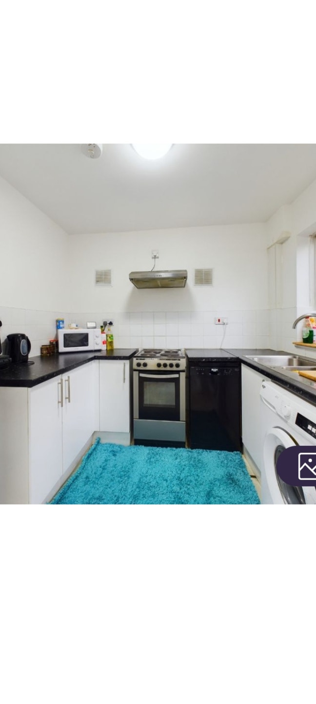 Room to let for female  Main Photo