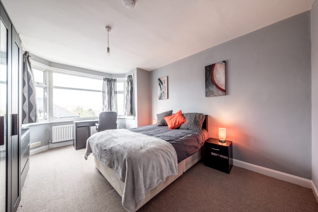 Central Location Large Double Room All Bills Inc Main Photo
