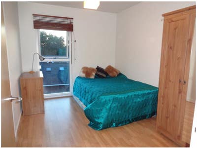 Riverside apartment close to key amenities  Main Photo