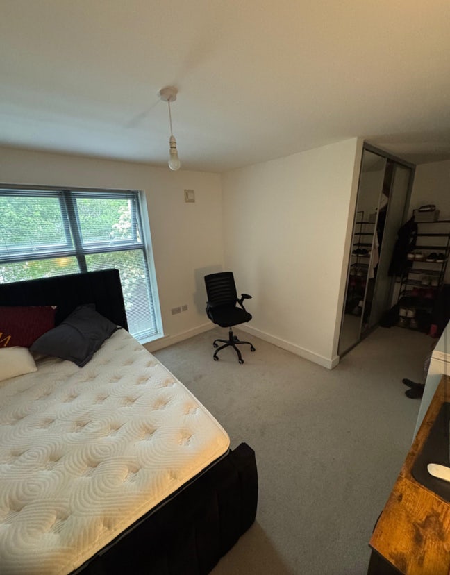 En-suite room in a fenced, automatic gated estate Main Photo