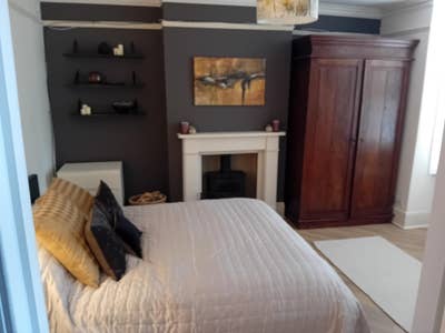 Lovely large double room, (king bed, wood burner) Main Photo