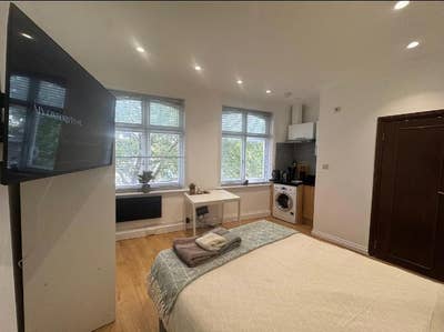 LARGE modern ensuite near cathedral fully furn  Main Photo