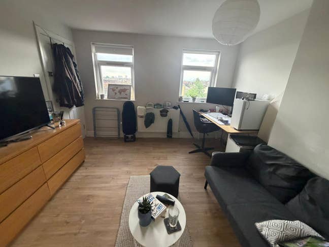 Large, loft room w/en-suite. 200m from North St Main Photo