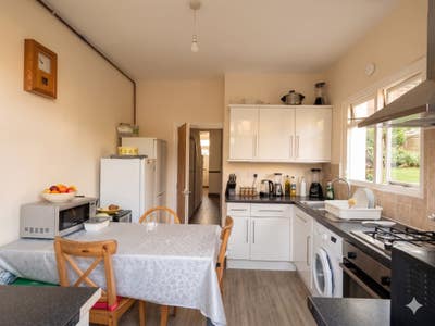 🏡 Spacious Double Room – Couples Welcome! 👩‍❤️‍ Main Photo