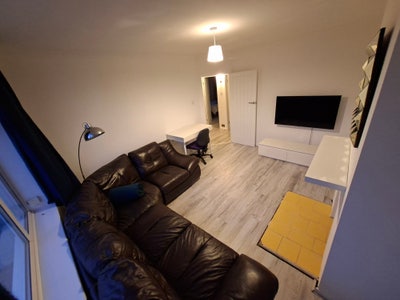 4 x Double Rooms available ideal for Salt End Main Photo