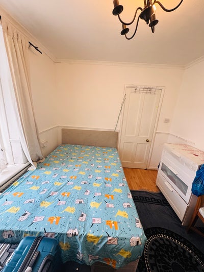 A spacious room is available in a clean and well-m Main Photo