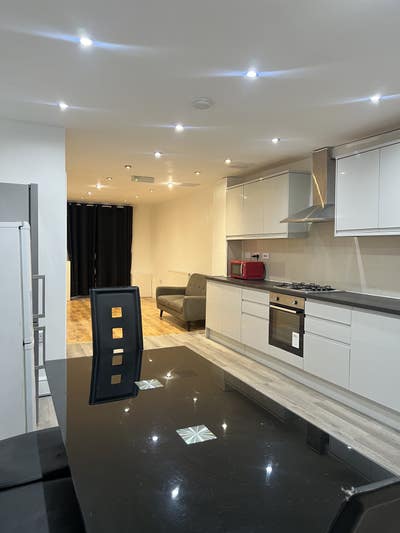 5 Modern Ensite Rooms Avilable|Walk to QE Hospital Main Photo