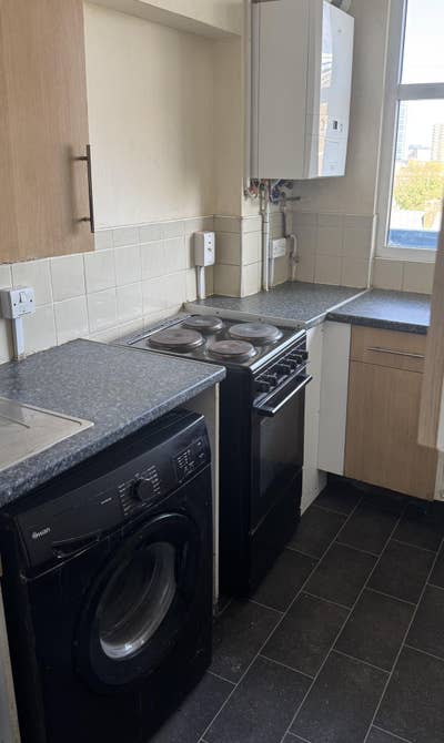 Spacious Double Bedroom for Rent in Prime L Main Photo