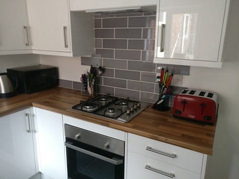 Modern Room in a Professionals Only House Main Photo