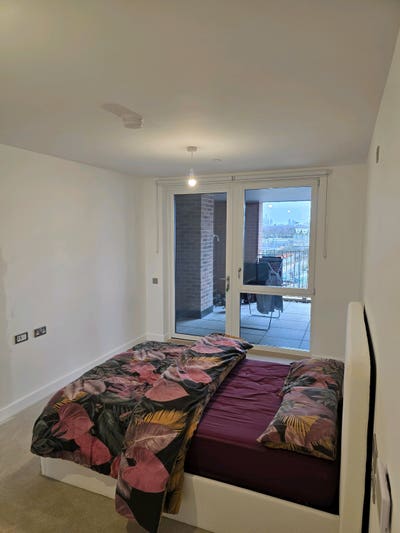 Spacious double room in 3-bed flat Main Photo