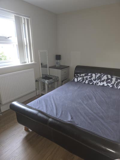 Medium sized bedroom furnished Main Photo