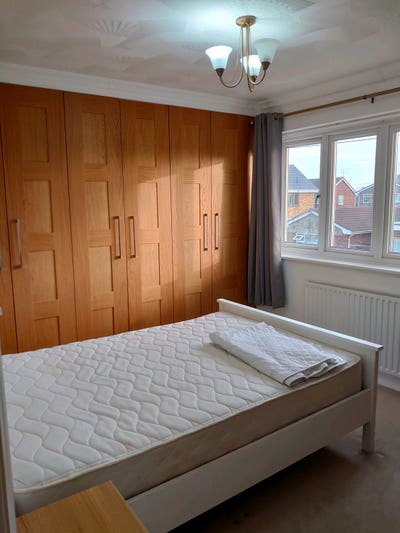 Single room in house share Main Photo
