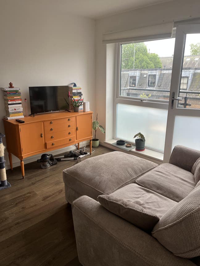 Bedroom in modern, clean flat in Bethnal Green Main Photo