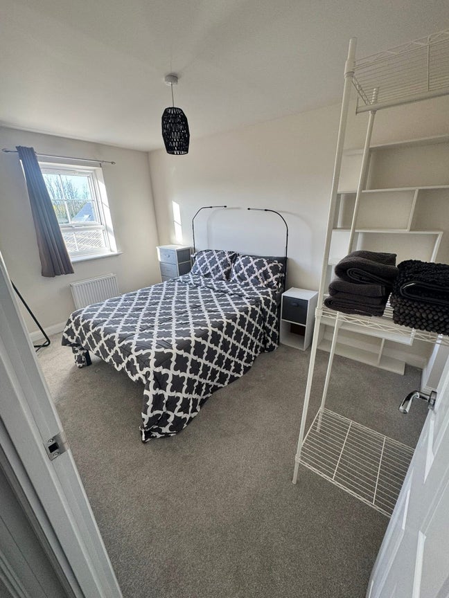 Room in modern new build  Main Photo