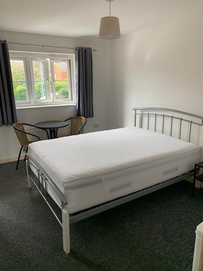 Large En-Suite Double Room - Close To Town Centre Main Photo