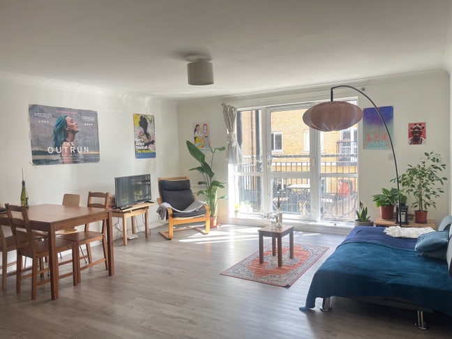 Bright double room in community-loving flat for 2 Main Photo