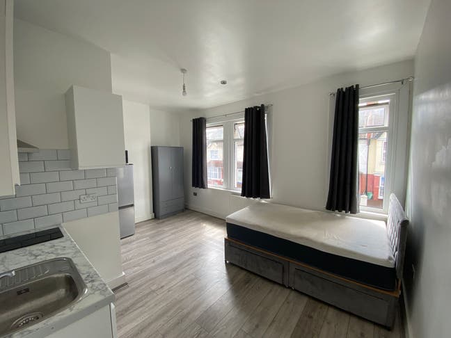  Modern  Studio  in  CR4   Main Photo