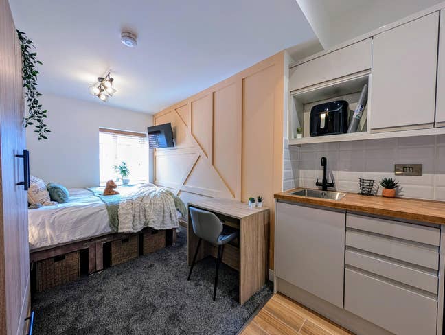✨​Deluxe Studio-Room with Kitchenette & En-Suite ✨ Main Photo