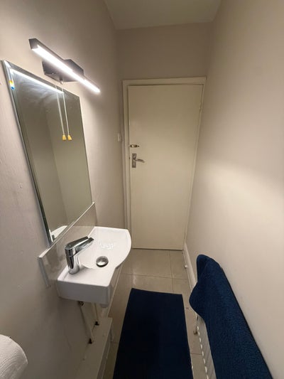 Large room available right by tube station Main Photo
