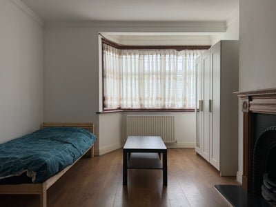 Large room available close to tube station Main Photo