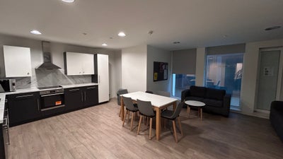 En-suite Room in Stratford (Zone 2) | Near Westfie Main Photo