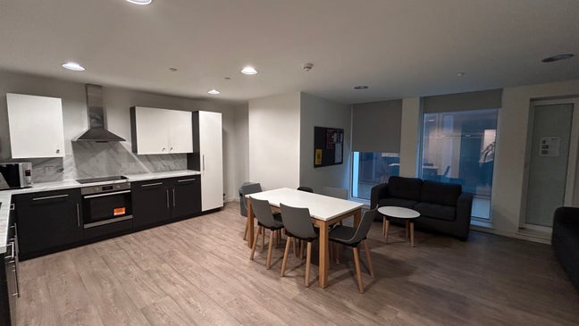 En-suite Room in Stratford (Zone 2) | Near Westfie Main Photo