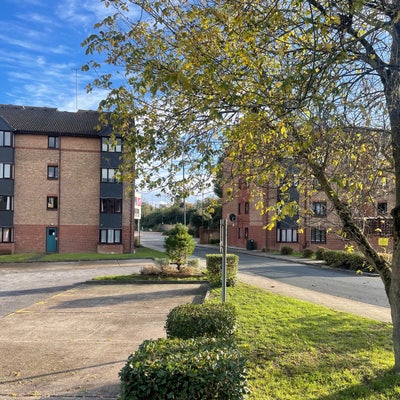 Entire Flat - Bills Included Next to Train Station Main Photo