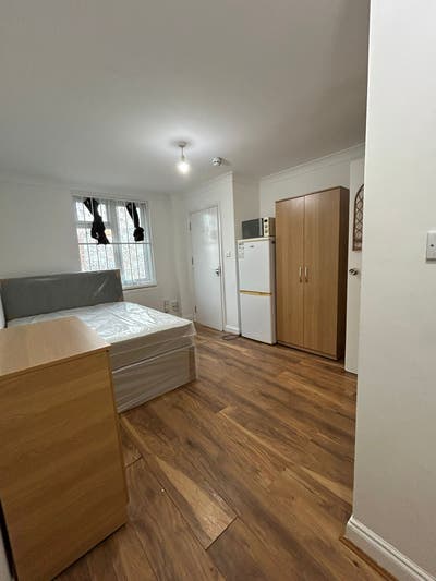 Heathrow En Suite Room Large! Main Photo