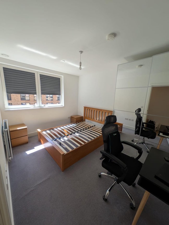 Double Room in Spacious 2-Bedroom Flat- Southall Main Photo
