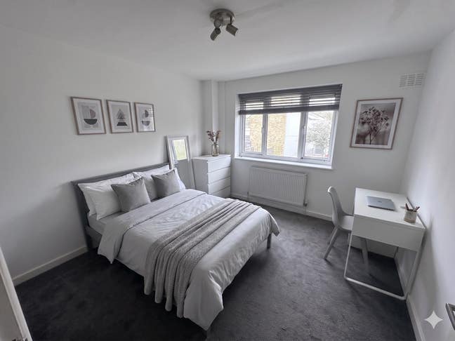 Stunning 3-Bedroom Split-Level Flat | Mile End E3 Main Photo