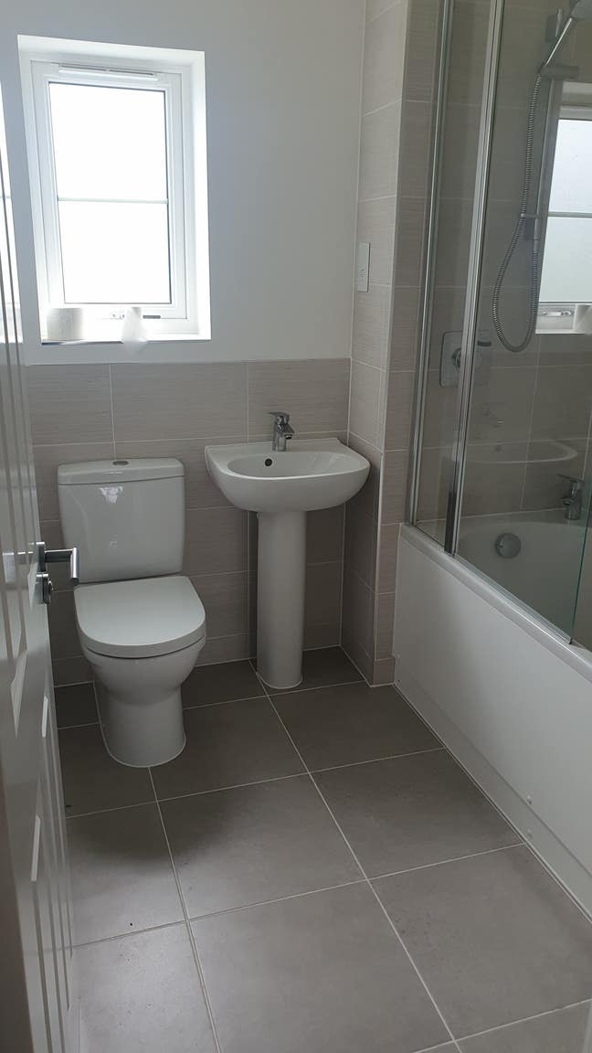 Room to let - Exclusive bathroom Main Photo
