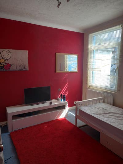 Nice  room 4m x 4.5approx furnished  Main Photo