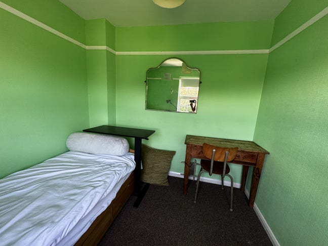 Single Room West Acton for Part-Time Rent  Main Photo