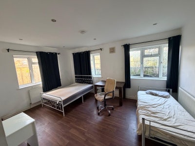 Spacious Double Bedroom  Main Photo